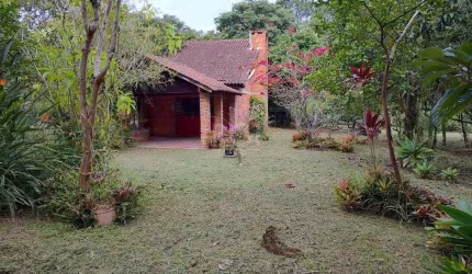 Sito à venda no Lami, com casa com quartos, 1 banheiro e piscina