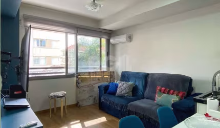 Apartamento em prédio premiado, totalmente montado, no miolo do Menino Deus