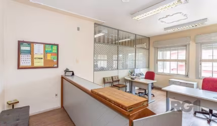 Casa 4 dormitórios, sendo 1 suíte no bairro Menino Deus em Porto Alegre