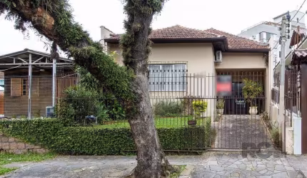 Casa térrea, 2 quartos, 2 vagas, edicula com 1 quarto e um banheiro - Bairro Tristeza