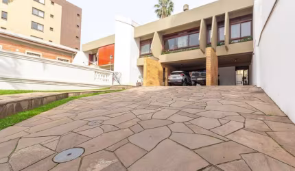 Casa à venda - 500m², 6 dormitórios, 8 vagas, 1 suite, no bairro Menino Deus, em Porto Alegre