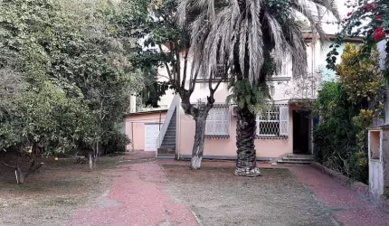 CASA EM 2 TERRENOS NO BAIRRO MEDIANEIRA