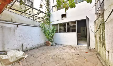 Sala comercial com mezanino e pátio na Cidade Baixa