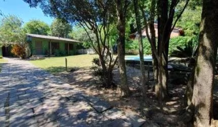 Casa em Porto Alegre, no bairro Ponta Grossa, com 3 dormitório(s), e 3 banheiros, à venda.