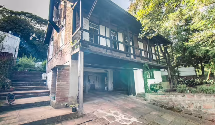 Casa Rústica (Enxaimel) com 3 pisos e pátios amplos.
