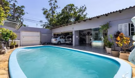 Casa com piscina no Bairrro Jardim Planalto em Porto Alegre