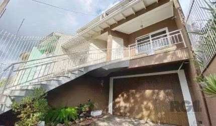 Vende-se belo sobrado com 3 quartos com suíte e 3 vagas cobertas - 182m² - Vila Ipiranga