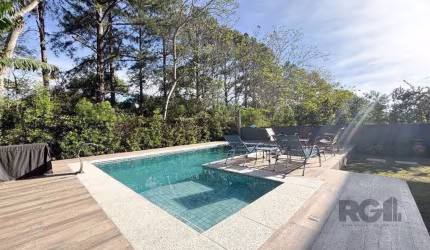 Casa em condomínio com pátio, piscina, 3 suítes e 2 vagas