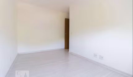 Apartamento de 2 dormitórios, living, cozinha planejada, área de serviço, banheiro social e 1 vaga de garagem escriturada.