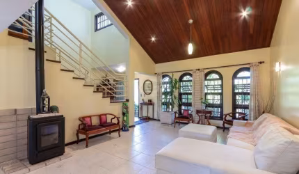 Casa para Venda - 308.25m², 3 dormitórios, sendo 1 suites, 5 vagas - Cristal