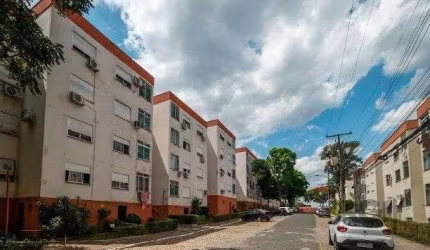 APARTAMENTO REFORMADO DE 02 DORMITÓRIOS PERTO DE SUPERMERCADOS, ONIBUS E FARMACIAS