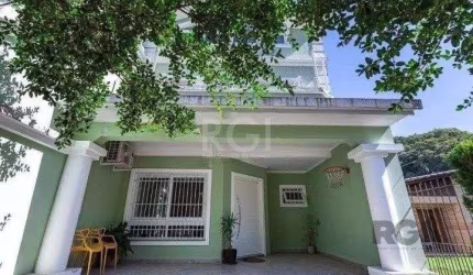 Casa com 03 dormitórios, 01 suíte, pátio, terraço com churrasqueira e vaga de garagem para 03 carros no bairro Ipanema