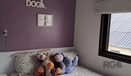 Apartamento de dois quartos, suíte e uma vaga de garagem no bairro Santana em Porto Alegre.