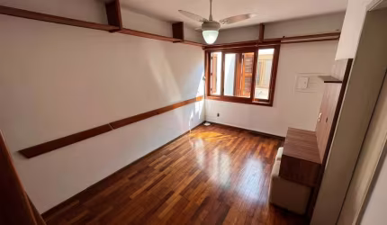 Apartamento de dois quartos e uma vaga de garagem no bairro Petrópolis em POA/RS