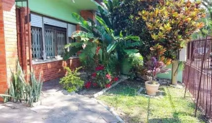 Aluguel de Casa Ampla com Suíte, Churrasqueira e Edícula em Santana – POA