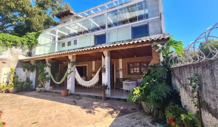 Casa com 4 dormitórios, 2 vagas e 300m² á venda