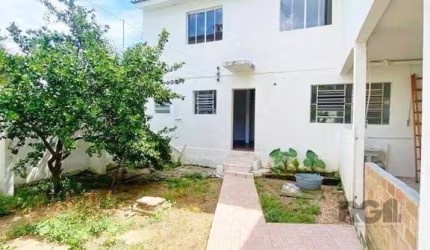 CASA DE ALVENARIA FUNDOS REFORMADA COM PATIO E POMAR SEM GARAGEM