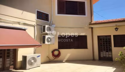Ótima Casa/Sobrado com 230 m² em Terreno de 340 m², 3 Dormitórios, 1 Suíte com Closet, 6 Vagas de Garagem, Taquaral, em Campinas-SP.
