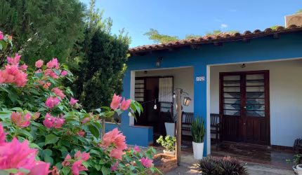 Casa com extensa área verde