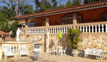 Chácara à venda em Jacareí com 7700m² e 1500m² de área construída, possui 2 casas, lazer completo para toda família e um galpão, interior sp, piscina