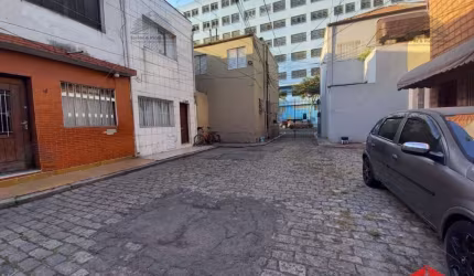Sobrado à venda em vila fechada com 110 metros de área construída, 4 dormitórios, 2 banheiros, sendo 1 dormitório com 1 banheiro parte de baixo