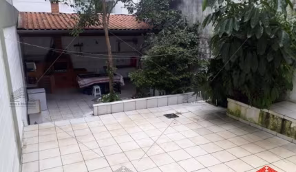 Sobrado a venda no Ipiranga, com 4 Dormitórios, suíte, 2 vagas, um portao eletronico, quintal e uma churrasqueira