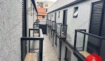 Sobrado em condomínio fechado em fase de abamento com 02 dormitórios e 02 suítes,  sala com dois ambientes, cozinha, lavabo, 01 vaga de garagem.