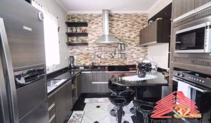 Sobrado a venda na vila Matilde, com 3 suites, 5 vagas, 5 banheiros, piscina, salao de festas, hidro, sauna, closet, cozinha planejada, lareira