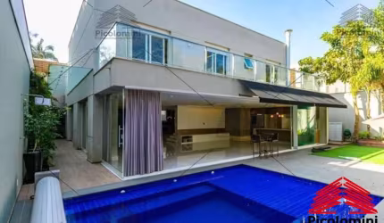 600 m2 distribuidos em 3 suítes sendo uma master ( Banho Sr. Sra. ), 5 vagas de garagem, piscina, quintal, jardim, salão de festas. Condomínio localiz