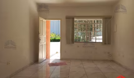Casa comercial de 2 quartos com sala ampla e 2 banheiros em Sacoma, São Paulo-SP: 118m² e vaga de garagem!