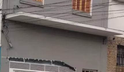 Sobrado área construída com 285 metros, sendo parte de baixo com 125 metros, parte superior com 160 metros. Reformado, com 5 salas 3 banheiros. Ótima
