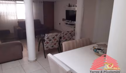 4 quartos, 4 banheiros ( 2 suites), Cozinha, Sala 2 ambientes, Dispensa, Quintal grande com Churrasqueira e mais um Quarto. Garagem p 2 carros Terreno