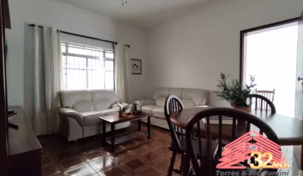 Casa térrea, 2 dormitórios, 1 banheiro,2 vagas de garagem,entrada,lateral, churrasqueira,salão ,com cozinha e banheiro na parte superior.