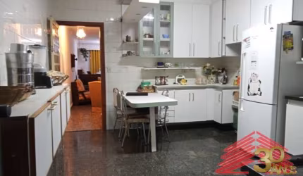 3 dormitórios, 1 suíte,  banheiro social, 1 lavabo, sala 2 ambientes, lavanderia coberta, quintal nos fundos com churrasqueira e acesso a entrada late