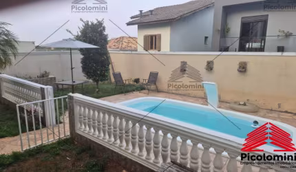 Casa em Condomínio de Luxo na Granja Viana, Cotia-SP: 5 Quartos, 3 Suítes, 3 Salas, 5 Banheiros, 2 Vagas de Garagem - 225m²