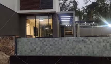 Casa a venda em Atibaia, com 03 dormitórios, 03  suítes e 01  master, sala ampla com cozinha integrada, 06 banheiros,