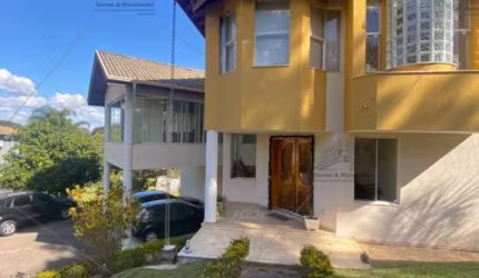 Casa à venda Impecável, mobiliada terreno medindo 1.858,40 metros sendo 381,59 metros de área construída. Essa Linda casa conta com 6 dormitórios send