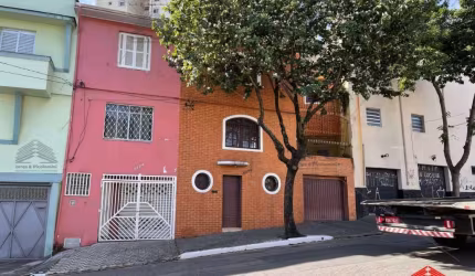 Casa sobrado a venda na Mooca com 136 m² de área construída, com 2 dormitórios, sala, cozinha, 2 banheiros e garagem. Próximo ao Juventus