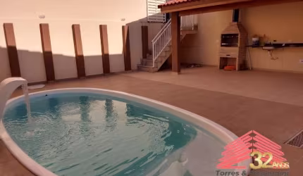 Sobrado sala 2 ambientes, lavabo, cozinha americana, área de serviço, 2 suítes (sendo uma com varanda).Piscina e churrasqueira, interfone e portão aut