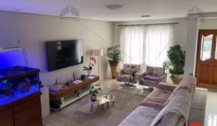 Sobrado de 256m², a venda em Santo André, com 3 quartos sendo 3 suites, 5 banheiros, cozinha planejada, sala ampla, 4 vagas de garagem, varanda