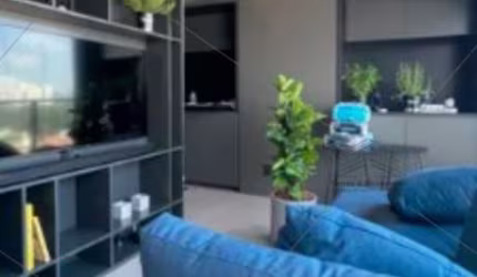 Apartamento de 42m², a venda na Vila Mariana com 1 dormitório, 1 sala, 1 cozinha planejada, 1 banheiro, área de serviço, 1 vaga de garagem e varanda