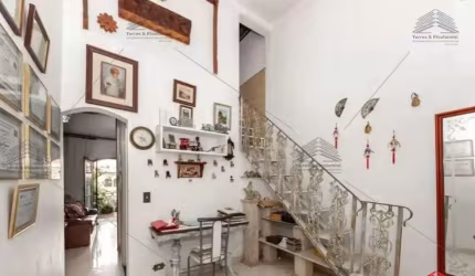Casa de 166 m² a venda na Vila Carrão, 4 dormitórios sendo 2 suítes, 3 banheiros, 2 vagas de garagem, lavanderia, area de serviço, cozinha, varanda