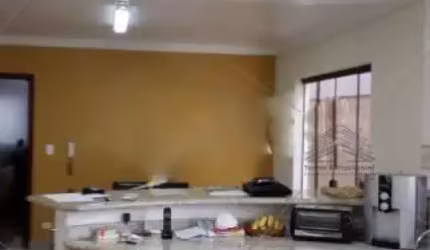 Sobrado de 320 m² a venda na Vila Alpina, 3 dormitórios sendo 1 suíte, 5 banheiros, cozinha planejada, sala de estar, lavanderia, varanda, 6 vagas