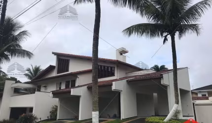 Casa alto padrão,Cond. Acapulco,Guarujá, 613 m², 04 quartos, 04 suites, 04 salas, lavabo, piscina, churrasqueira, 06 vagas, edicula para caseiro.