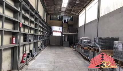 Galpão para Venda e aluguel na Mooca com 500 metros de área construída e 300 de vão livre com escritório grande cozinha banheiro e vestiário