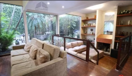 Sobrado de 263 m² a venda na Vila Mariana, com 5 dormitórios sendo 4 suítes, 7 banheiros, cozinha planejada, 3 salas, varanda, 4 vagas de garagem