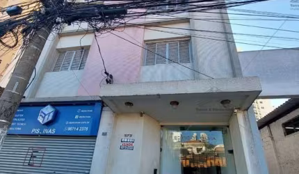 Apartamento na Mooca com 2 dormitórios, cozinha com armários embutidos, banheiro social, lavanderia e sem vaga de garagem.