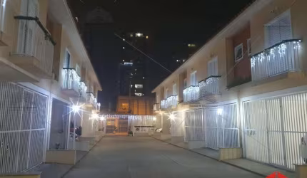 Sobrado de 100 m² em condomínio fechado a venda no Água Rasa, com 3 dormitórios sendo 1 suíte, 3 banheiros, lavanderia, cozinha planejada, 1 vaga