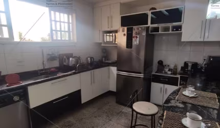 Casa Térrea na Vila Prudente, com 6 dormitórios, sala, cozinha planejada, 5 banheiros, churrasqueira e área de serviço