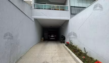 Sobrado à venda em Santo André com 250m², 3 dormitórios, sendo 1 suíte com sacada, cozinha planejada, churrasqueira e 4 vagas de garagem.